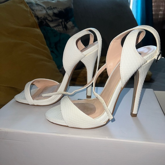 Signature Cream Textured High Heels - Picture 3 of 4